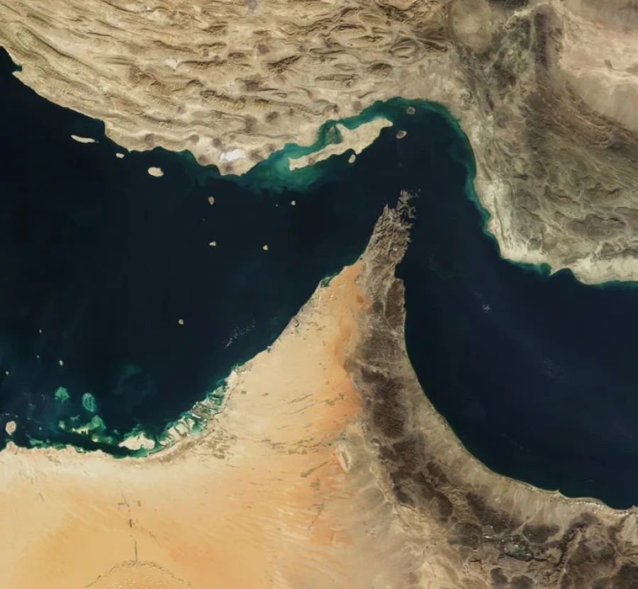 La Guardia Nacional de Ir&aacute;n atac&oacute; barcos cargueros en el estrecho de Ormuz y hace tambalear el alto el fuego con Estados Unidos.