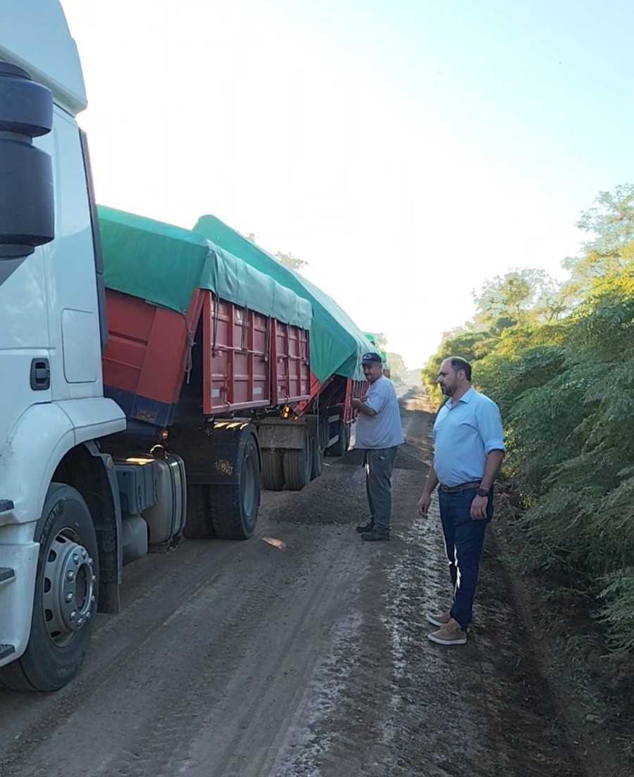 El jefe comunal, Jos&eacute; Barbero,supervisando la colocaci&oacute;n de ripio.