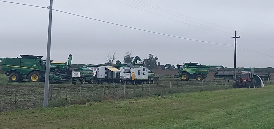 Otra postal de los &uacute;ltimos d&iacute;as en el departamento Castellanos, con equipos agr&iacute;colas totalmente paralizados a la espera de mejores d&iacute;as para cosechar.