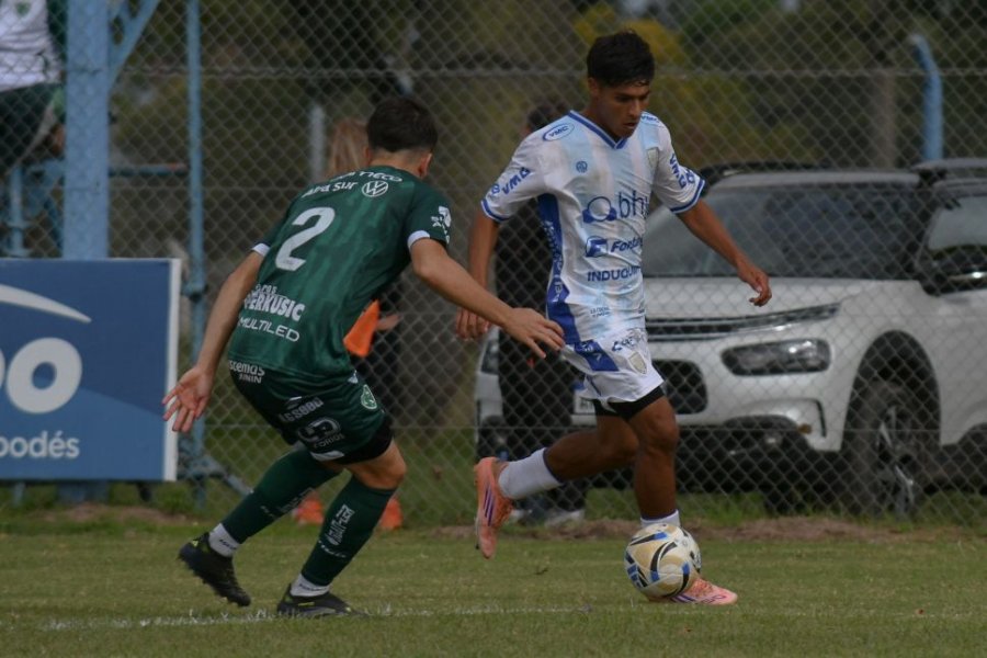 DERROTA DE LOCAL. La Reserva celeste no pudo sumar.