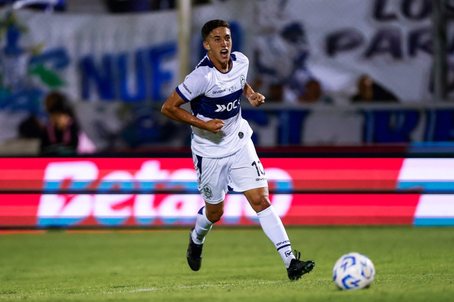 OTRO GOLAZO. Nicol&aacute;s Barros Schelotto convirti&oacute; el tercero.