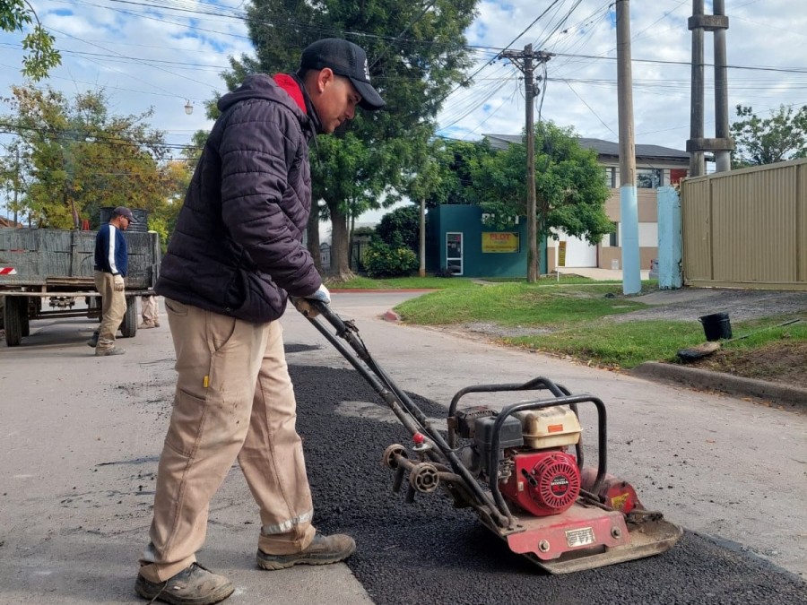 Obrero municipal laborando en tareas de bacheo.