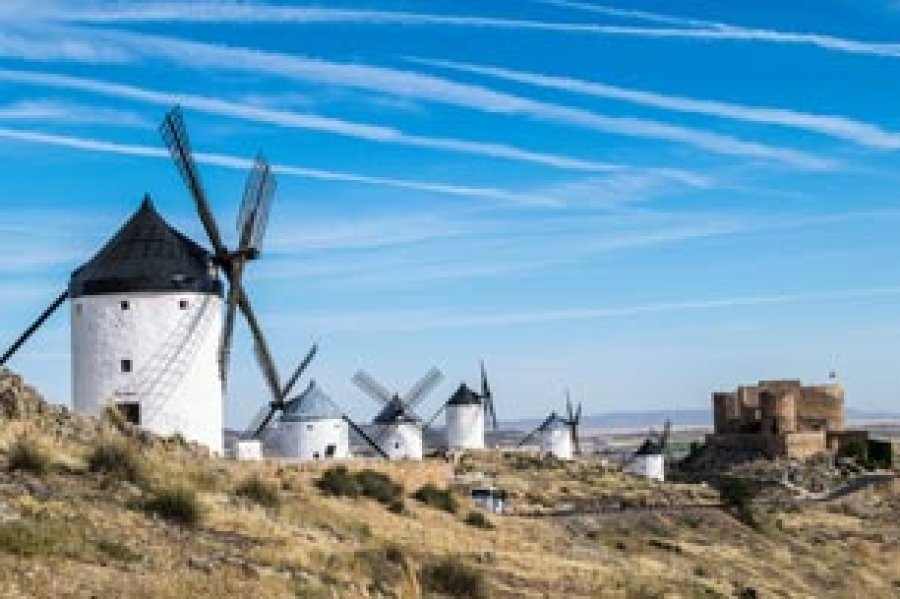 Molinos de viento que nos conducen al m&iacute;ico personaje de La Mancha. creado por Cervantes.e de La