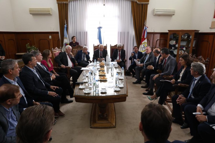 Diputados, senadores e integrantes de la Corte Suprema de Justicia de la Provincia durante la reuni&oacute;n de este jueves por la ma&ntilde;ana. (FOTO PRENSA PODER JUDICIAL)