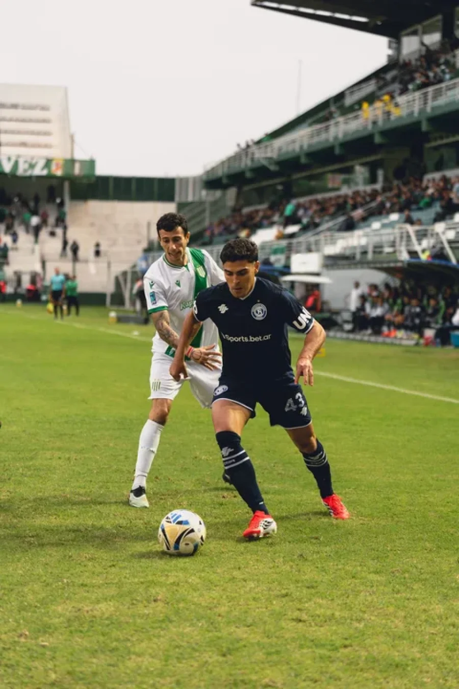 El delantero Fabrizio Sartori de Independiente Rivadavia, puntero de la tabla anual, en el pasado duelo ante Banfield.