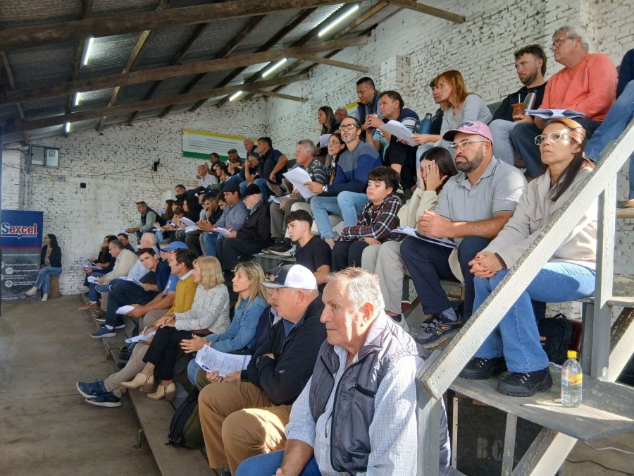 Una importante cantidad de productores de la regi&oacute;n particip&oacute; de la propuesta de la Cooperativa Guillermo Lehmann. (FOTO CGL)