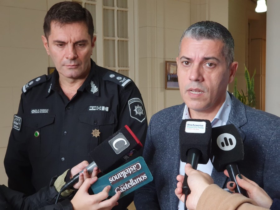 El jefe de la Unidad Regional V de Polic&iacute;a, Alejandro Tognolo y el Director Provincial de Seguridad en Eventos Masivos, Fernando Peverengo durante la conferencia de prensa en la sede de la Jefatura.