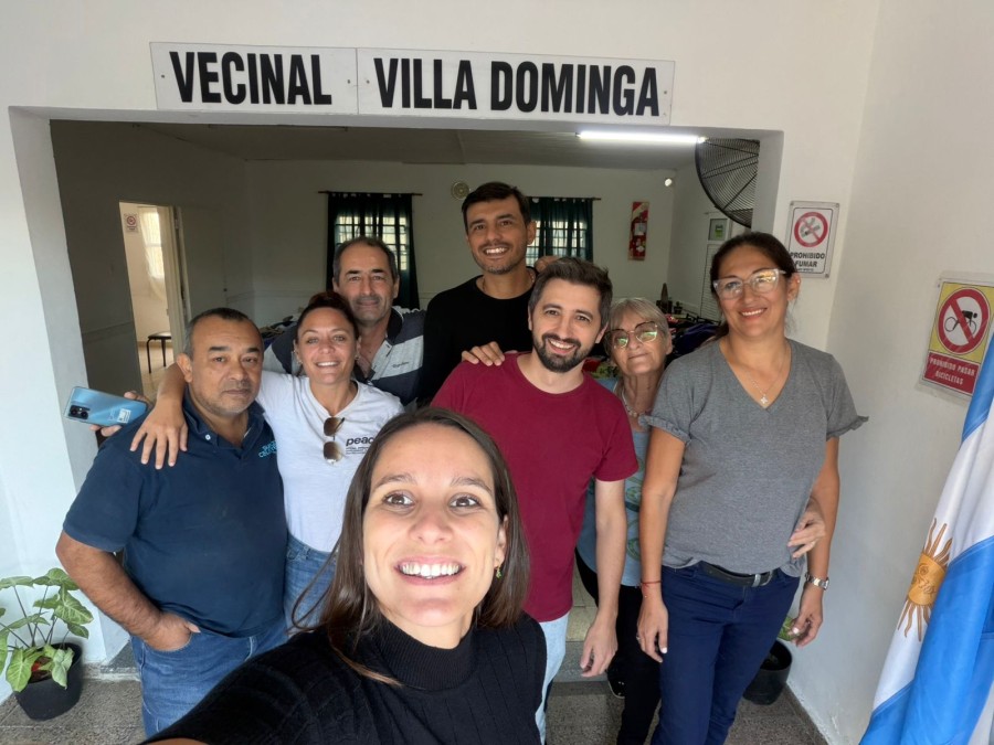 Caruso se encarga de la selfie mientras Senn, Postovit y Soltermam se ubican junto a los integrantes del ropero solidario.