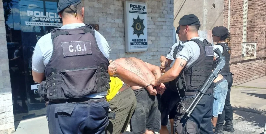 Los cuatro detenidos frente a la Comisar&iacute;a 1&deg; despu&eacute;s de haber sido capturados, en febrero del a&ntilde;o pasado.