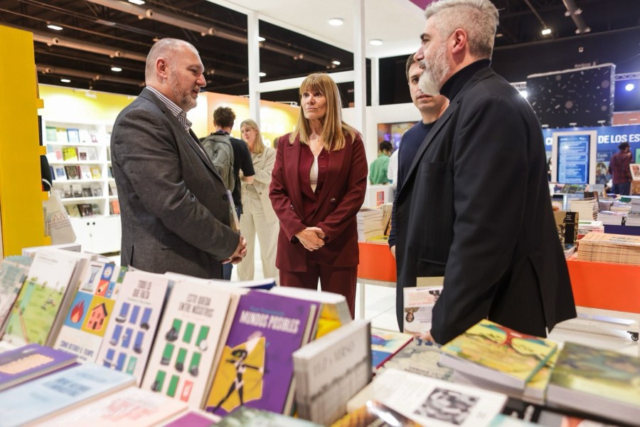 La ministra de Cultura de Santa Fe, Susana Rueda, en el primer d&iacute;a de la Feria del Libro.