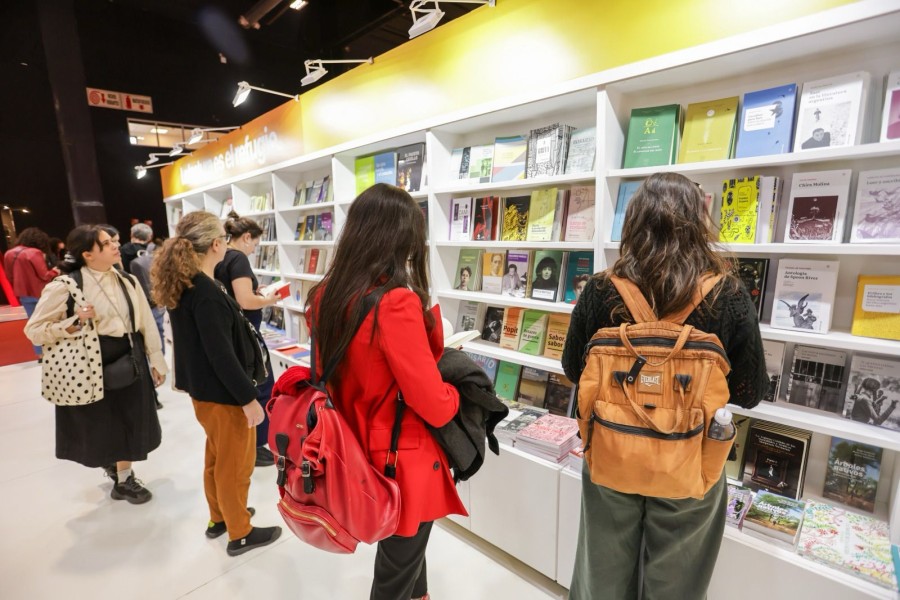 Los libros de autores santafesinos expuestos en el stand de la Provincia cautivan a los visitantes de la Feria del Libro. (FOTO SCS)