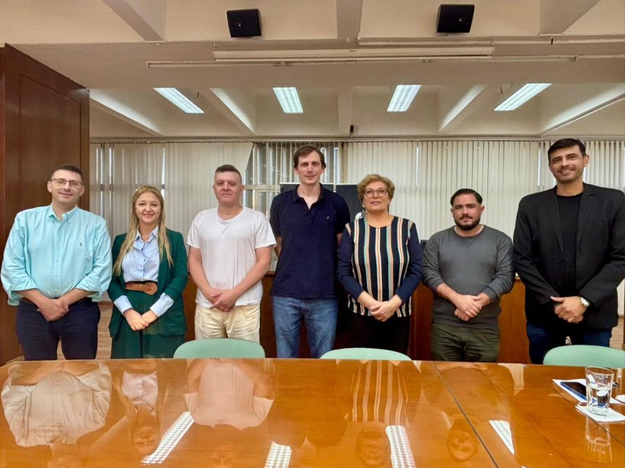 CON LOS CONCEJALES. Alexis Gon cont&oacute; su experiencia en Alemania en la sala de sesiones del Concejo Municipal.