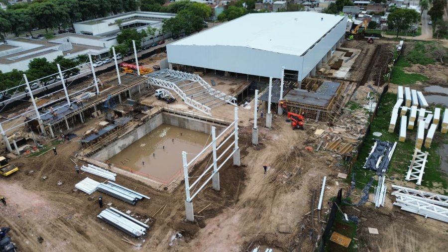 RECORRIDA. &ldquo;Comenzamos la instalaci&oacute;n de la pileta de nado y ya est&aacute;n montados los paneles estructurales", destac&oacute; el ministro de Obras P&uacute;blicas de Santa Fe, Lisandro Enrico.