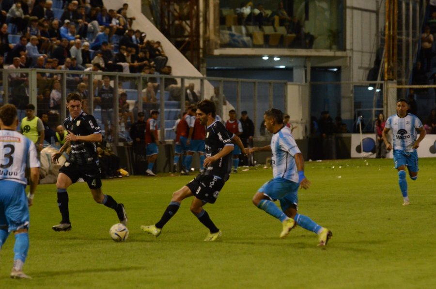 COMBINACION. Albertengo y Solveyra tratando de avanzar ante Gimnasia.