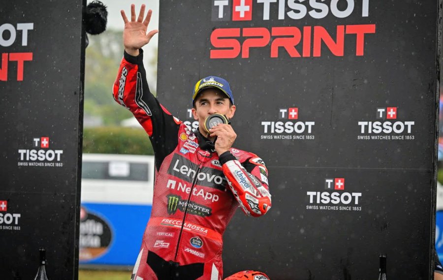 Marc M&aacute;rquez festejando su victoria en la carrera Sprint disputada en Jerez.