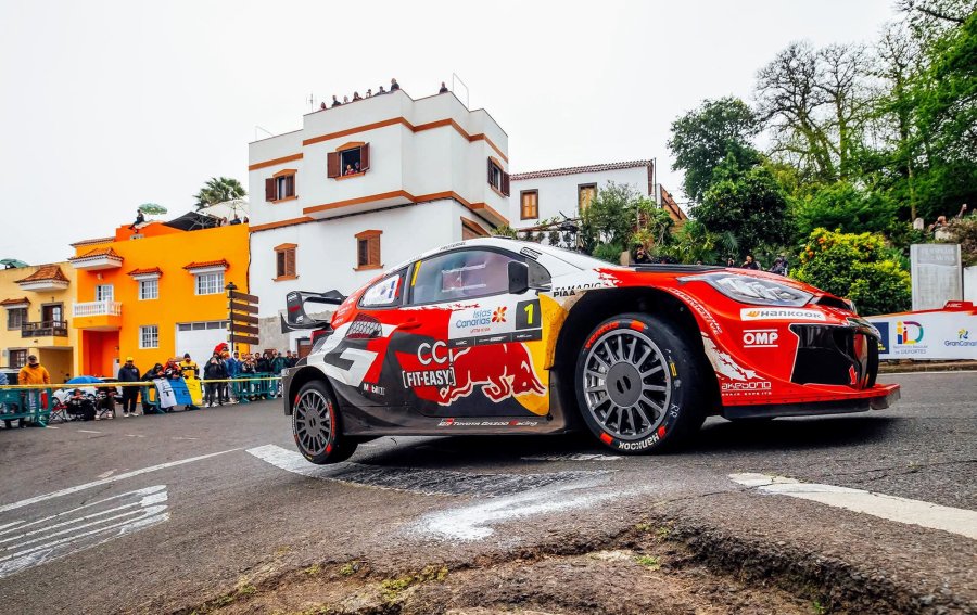 S&eacute;bastien Ogier lidera por una estrecha ventaja sobre Oliver Solberg.