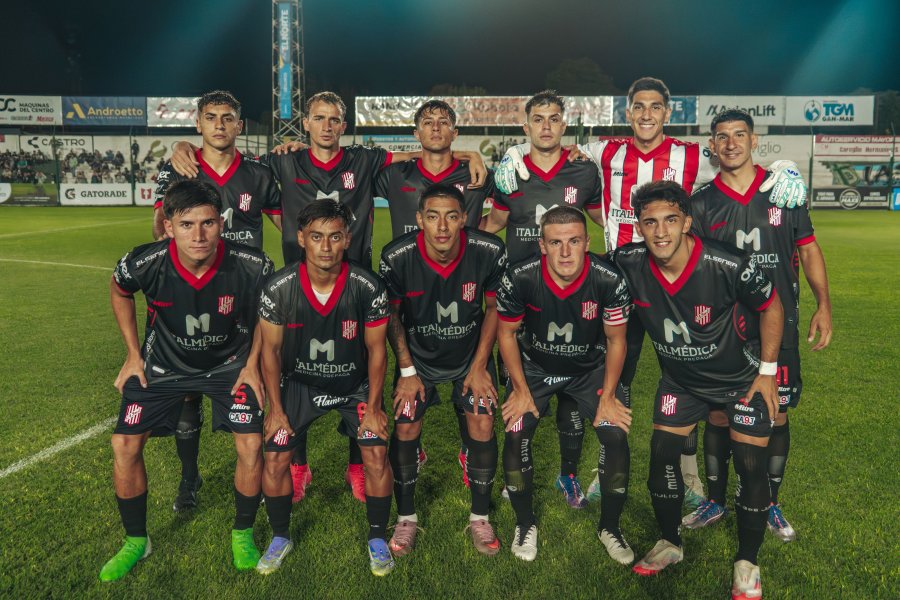 Mat&iacute;as Ferlini (primero parado a la izquierda) ahora puede volver a las canchas haciendo lo que le gusta.