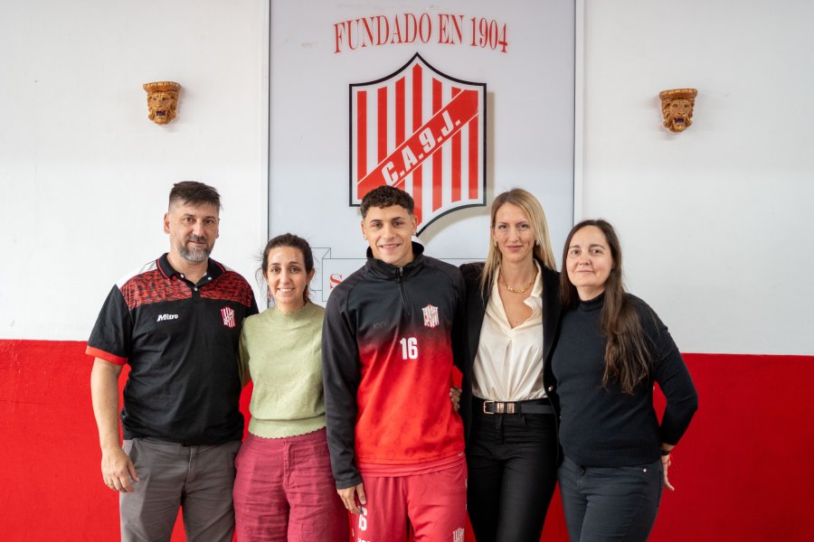 Mat&iacute;as Ferlini junto al equipo m&eacute;dico que Sanatorio Nosti.