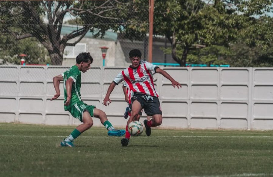 EMPATE. Una de las acciones del partido de sexta divisi&oacute;n.