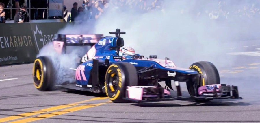 Franco Colapinto quemando caucho con el Lotus E20 en Buenos Aires.