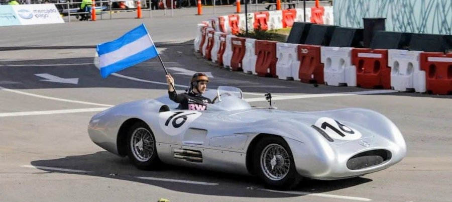 Franco Colapinto con una r&eacute;plica de la hist&oacute;rica "Flecha de Plata".