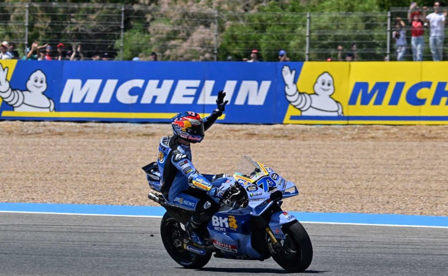 Alex M&aacute;rquez saluda a la afici&oacute;n espa&ntilde;ola tras su victoria en Jerez.