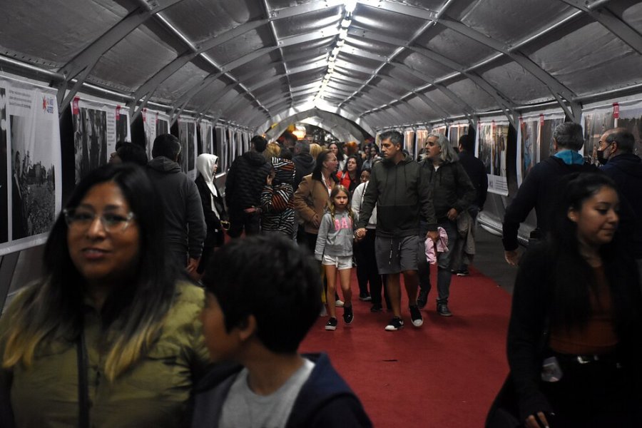El t&uacute;nel que conecta los pabellones este a&ntilde;o exhibe fotos de los 40 a&ntilde;os de democracia.