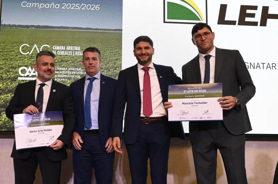 Mauricio Tschieder al recibir el reconocimiento durante una subasta en la que tambi&eacute;n particip&oacute; el gobernador, Maximiliano Pullaro. (FOTO CGL)