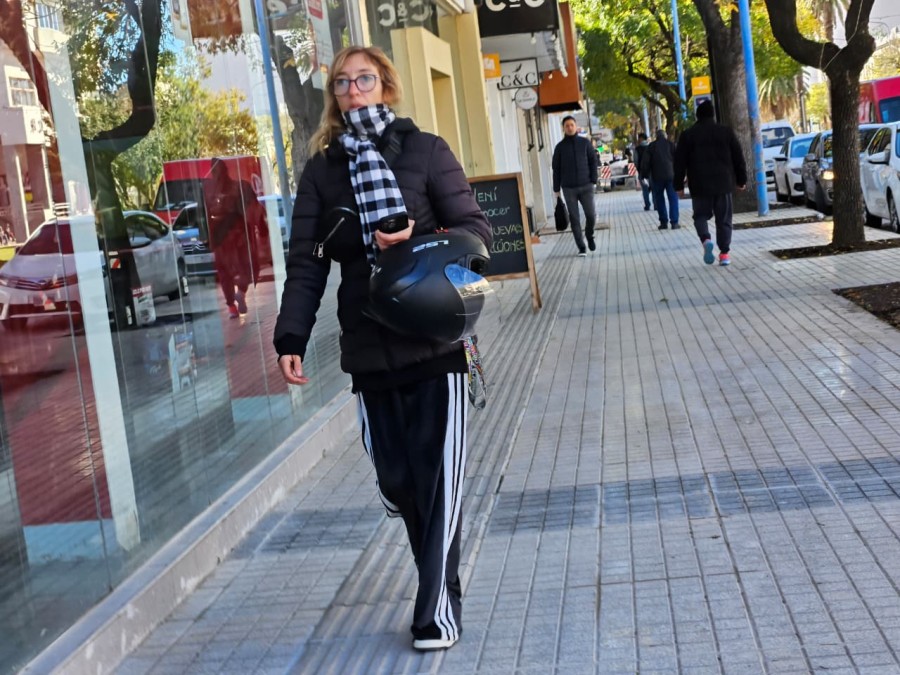 Camperas y bufandas salieron a la cancha este lunes tempranito en el centro de Rafaela por el intenso fr&iacute;o.