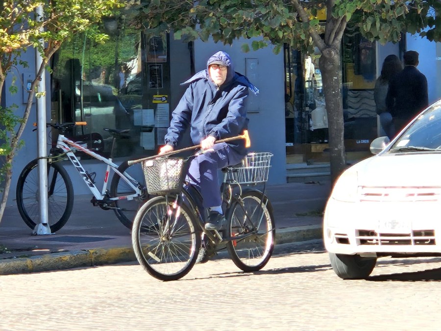 En bicicleta, mejor abrigarse para no perder salud. (FOTO LA OPINI&Oacute;N)