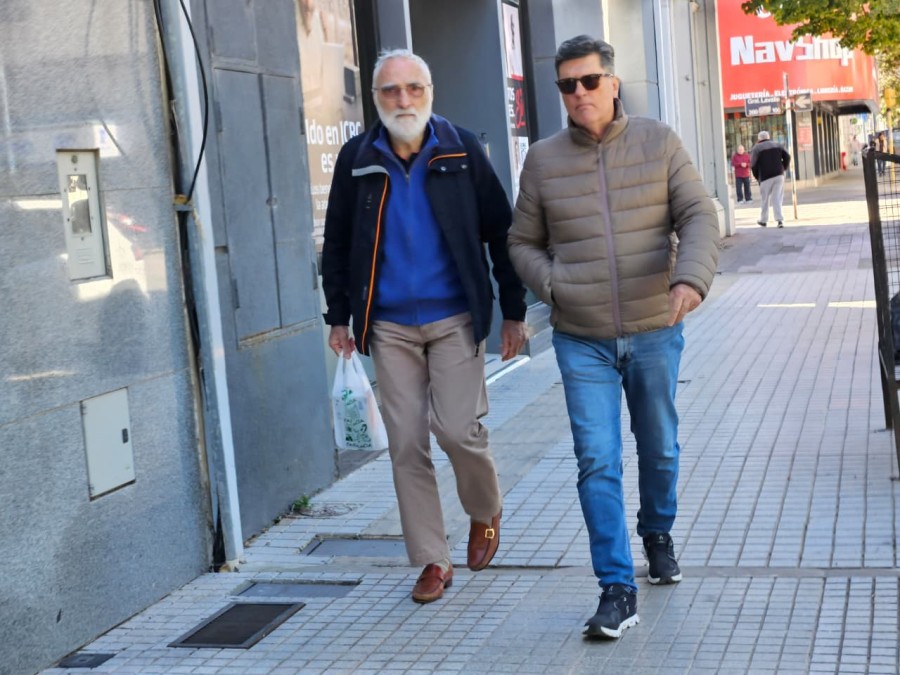 A media ma&ntilde;ana comenz&oacute; a subir la temperatura, aunque en la vereda de la sombra de calle San Mart&iacute;n a&uacute;n estaba para campera. (FOTO LA OPINI&Oacute;N)