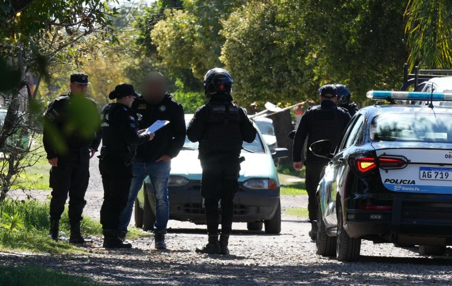 El momento en que una patrulla policial entrega, en la ciudad de Santa Fe, la notificaci&oacute;n a los padres de un menor identificado como autor de amenazas en una escuela. (FOTO SCS)