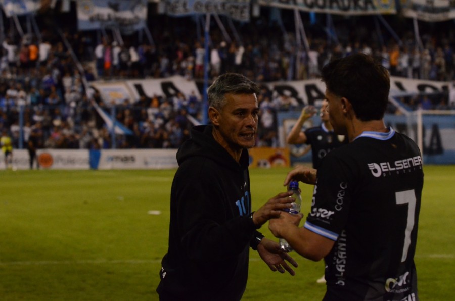 IV&Aacute;N JU&Aacute;REZ D&Aacute;NDOLE INDICACIONES A MARTINIANO MORENO
