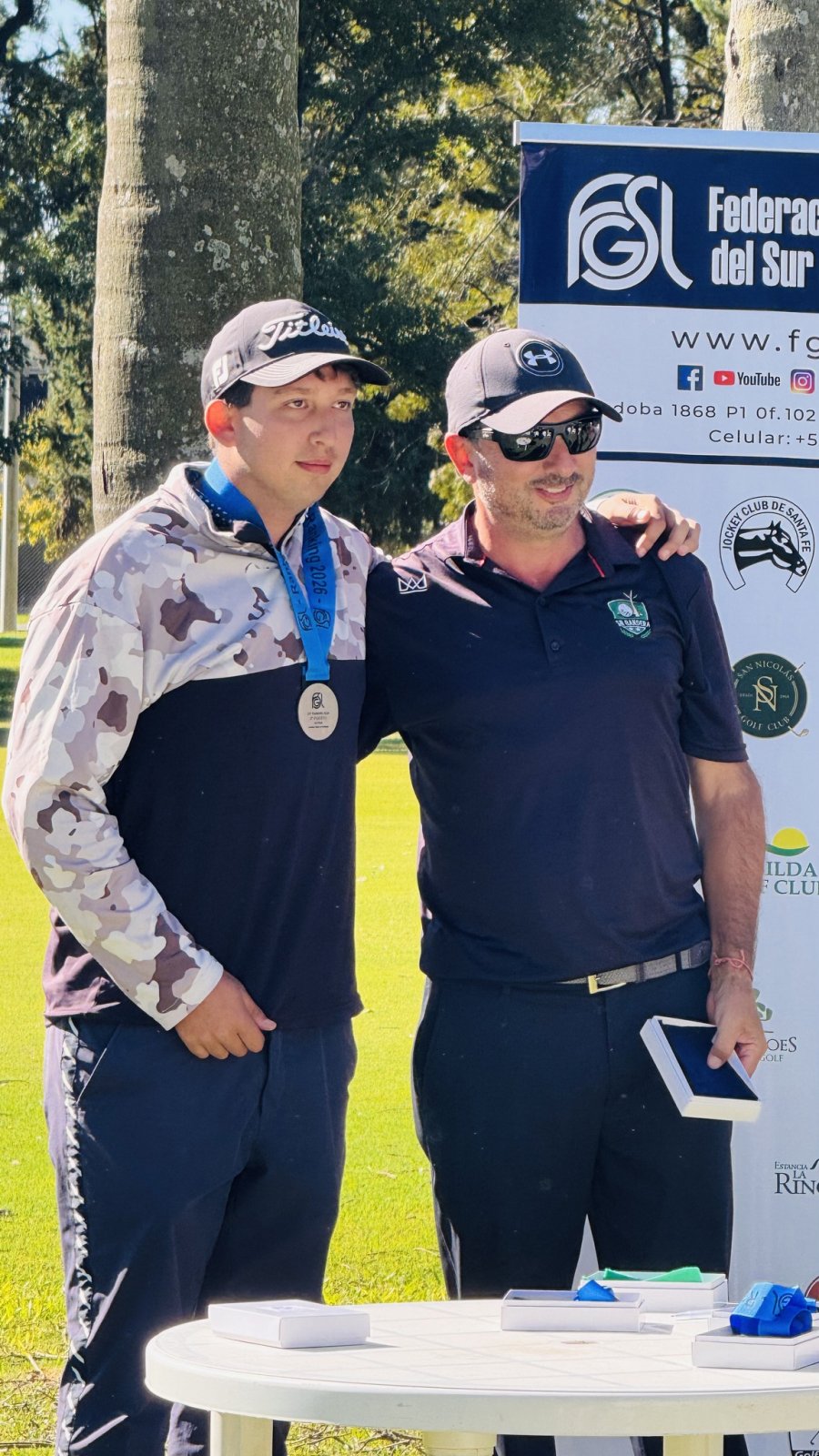 PREMIACION. Luciano Zapata junto a su padre Julio.