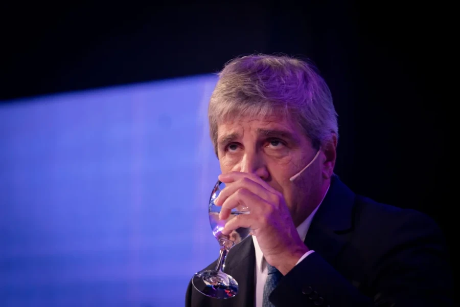 Luis Caputo quiere asegurarse los d&oacute;lares para pagar el vencimiento de julio.