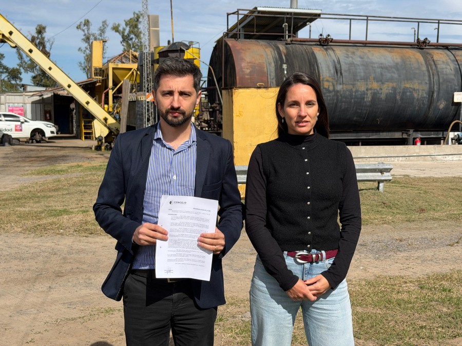Los concejales Juan Senn y Paz Caruso en la planta asf&aacute;ltica que Vialidad Provincial tiene en Nuevo Torino.
