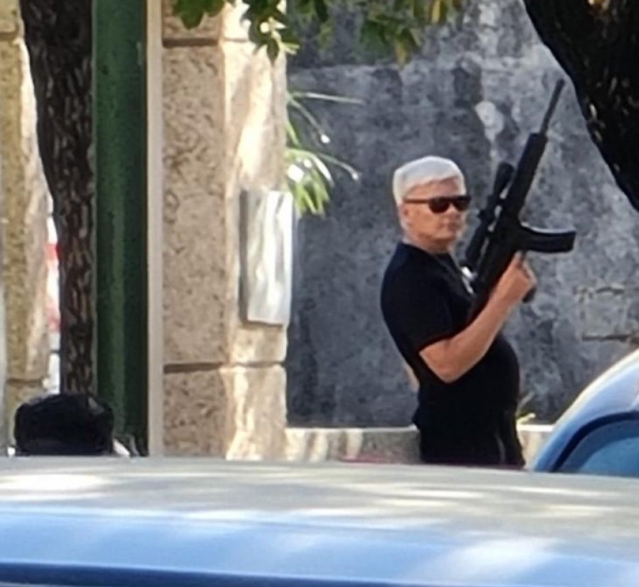 Sergio Fontanetto, arma en mano, el 18 de abril de 2022 en su casa de barrio Mosconi.