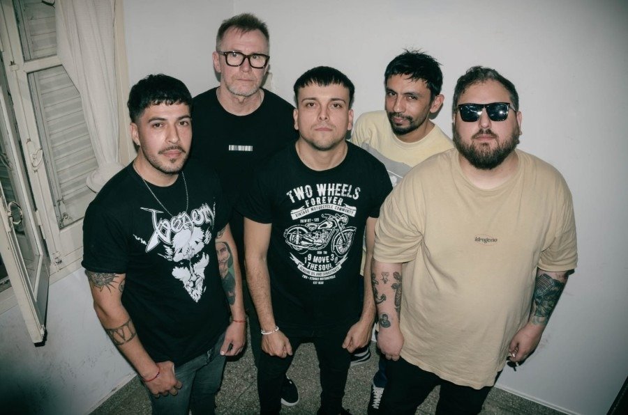 FORMACI&Oacute;N. Fer Chamorro (guitarra), Lucho G&oacute;mez (bater&iacute;a), Gustavo &ldquo;Flaco&rdquo; Beck (guitarra), Bimbo Ambrosino (voz) y Carlos Crudo (bajo) estar&aacute; este s&aacute;bado en el m&iacute;tico La Mula.