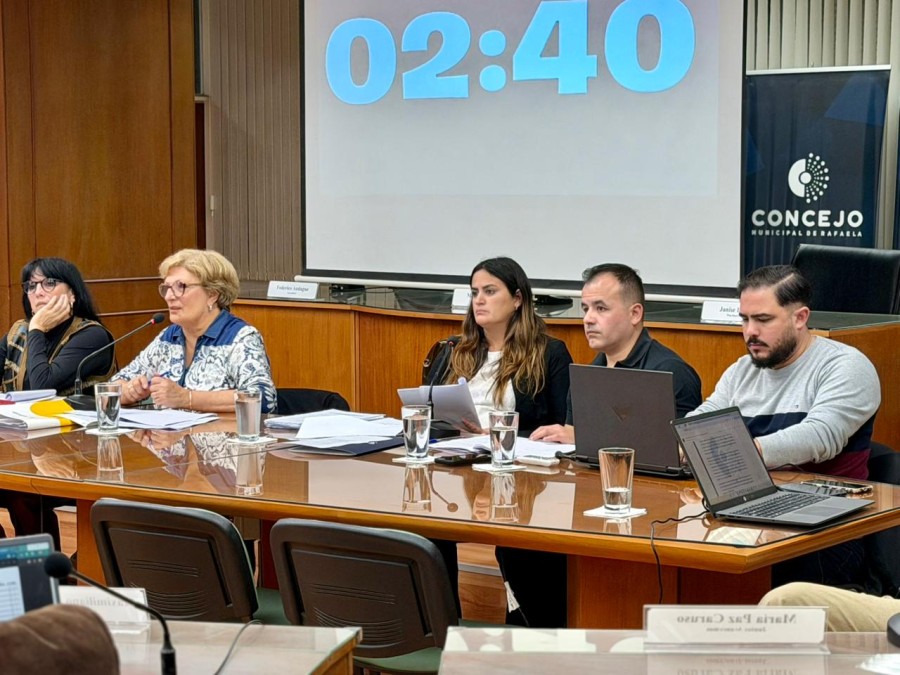 AUTORIDADES. La titular del Concejo Mabel Fossatti junto a funcionarios explicó detalles del proyecto de 26 carillas.
