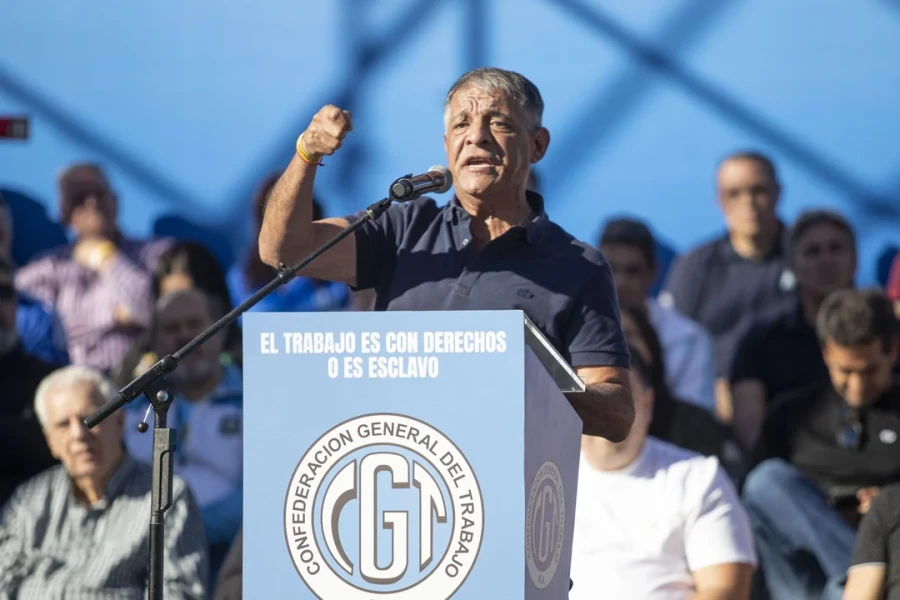 &ldquo;Le decimos a este gobierno que no se soporta m&aacute;s que siga ajustando al pueblo", dijo Octavio Arg&uuml;ello (Camioneros). (FOTO NA)
