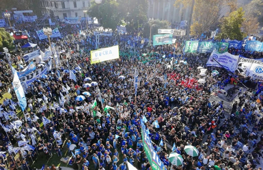La CGT realiz&oacute; un acto en en Plaza de Mayo donde hablaron los integrantes del triunvirato, Jorge Sola, Cristian Ger&oacute;nimo y Octavio Arg&uuml;ello.
