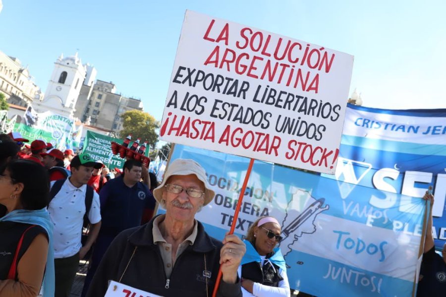 La convocatoria de la CGT fue masiva en Plaza de Mayo, con consignas contra el Gobierno.