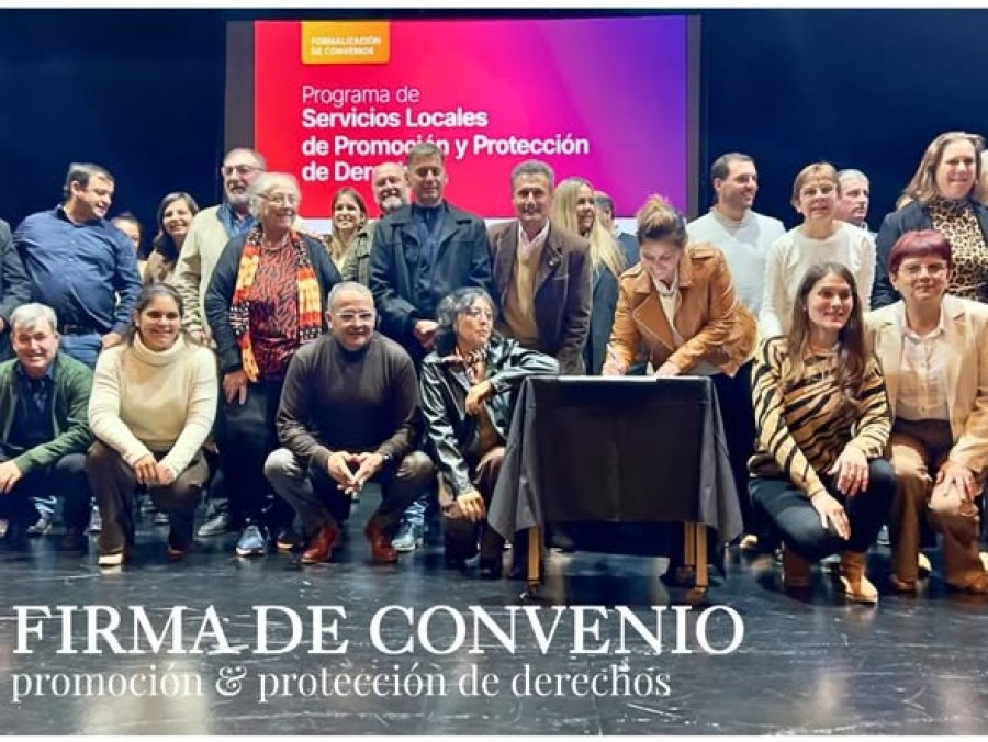 Luciana Peter suscribe el acuerdo y observan dem&aacute;s mandatarios locales que  participan del convenio.