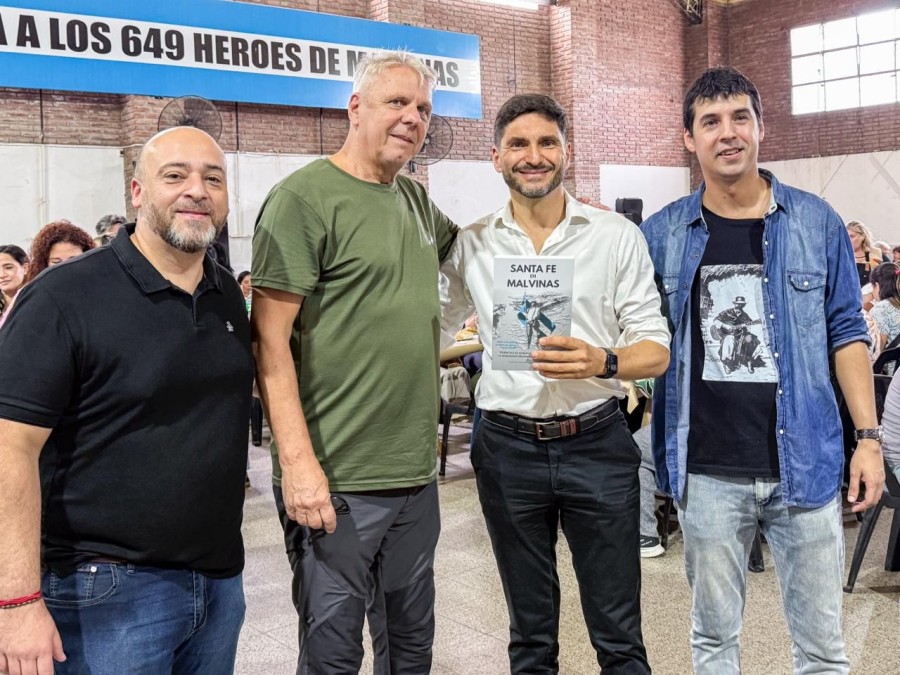 El gobernador Maximiliano Pullaro junto a un grupo de emprendedores en la ciudad de Santa Fe en el marco del D&iacute;a Internacional de los Trabajadores.