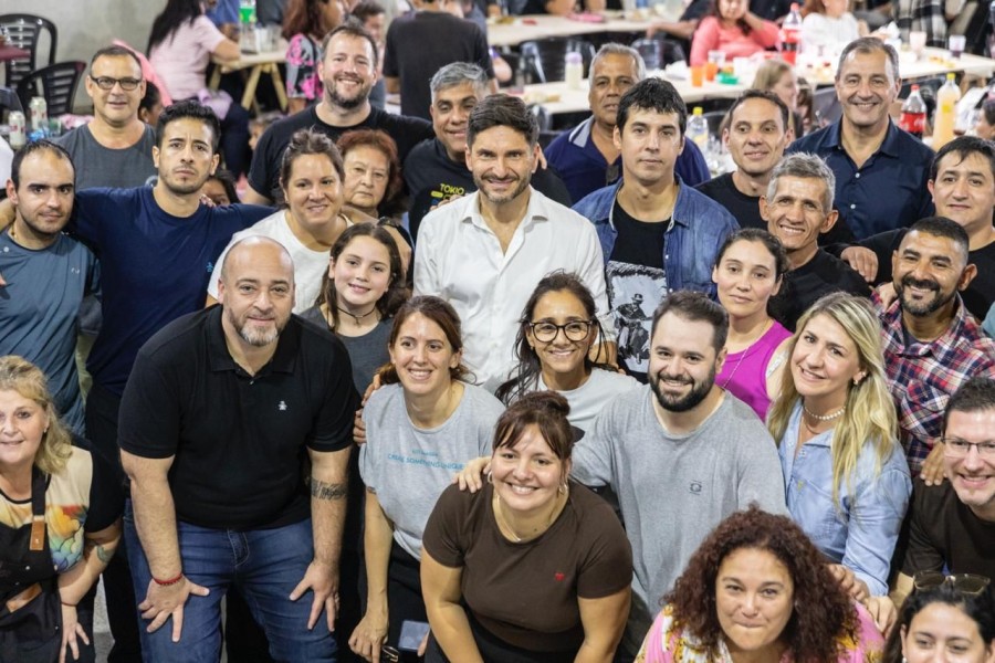 El gobernador Maximiliano Pullaro junto a asistentes al evento en la capital provincial. (FOTO SCS)