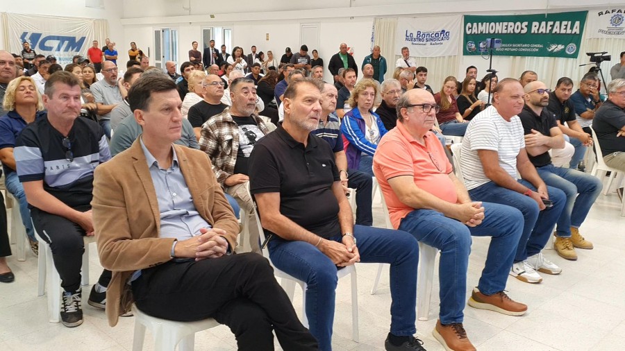 El diputado provincial Juan Arga&ntilde;araz, el secretario General del SEOM, Dar&iacute;o Cocco, el secretario General de ATILRA, Domingo Possetto, el delegado de la CGT Regional Rafaela y titular de la UOM, Roberto Oesquer y el Dr. Andr&eacute;s Brarda durante el acto por el D&iacute;a Internacional de los Trabajadores. (FOTO D. CAMUSSO)