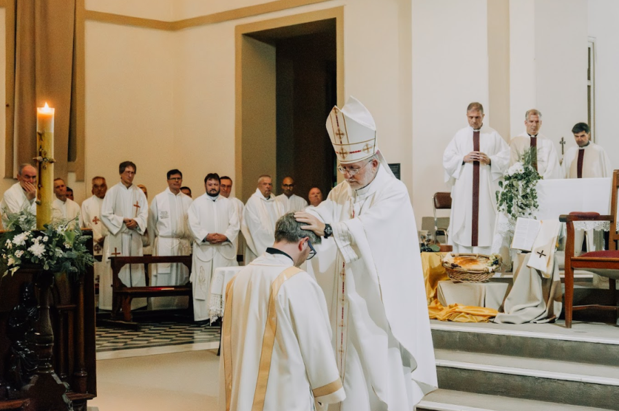 El obispo de Rafaela, Monse&ntilde;or Pedro Torres, al ordenar sacerdote a Lucas Pautasso.
