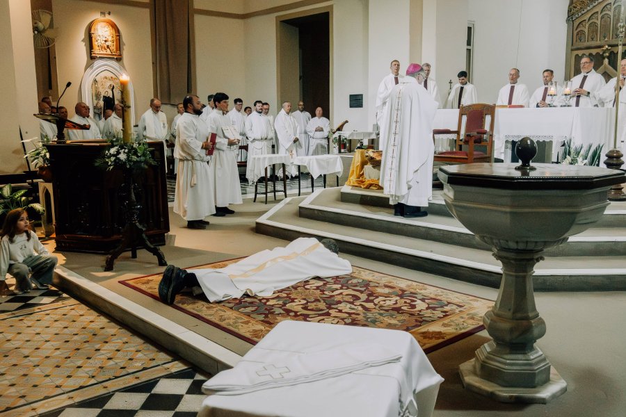 Un momento de la ceremonia que se llev&oacute; a cabo en la Catedral San Rafael el jueves por la noche. (FOTO PC DI&Oacute;CESIS DE RAFAELA)
