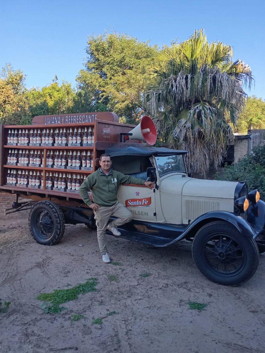 V&iacute;ctpr Perusia y el camioncito de la cervecer&iacute;a.