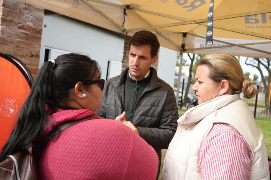 El intendente Leonardo Viotti al recorrer el dispositivo de "La Muni en Tu Barrio" en G&uuml;emes.